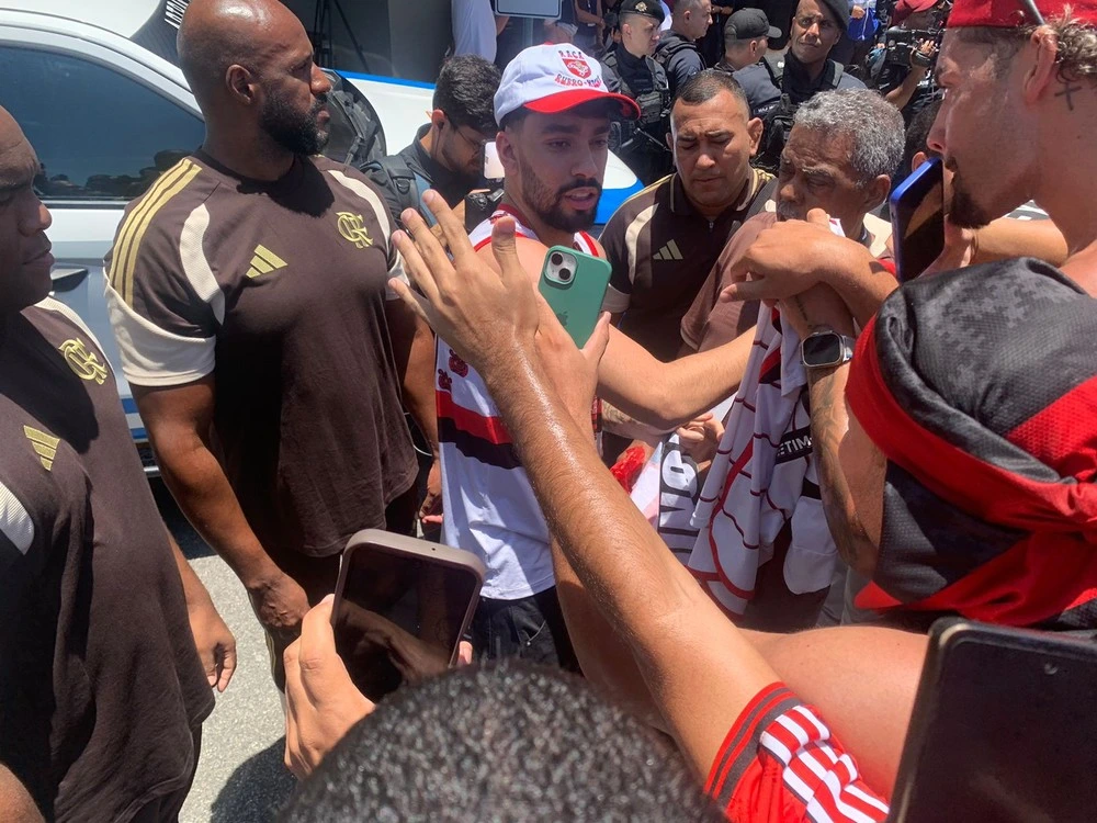 Paquetá é cercado por torcedores do Flamengo